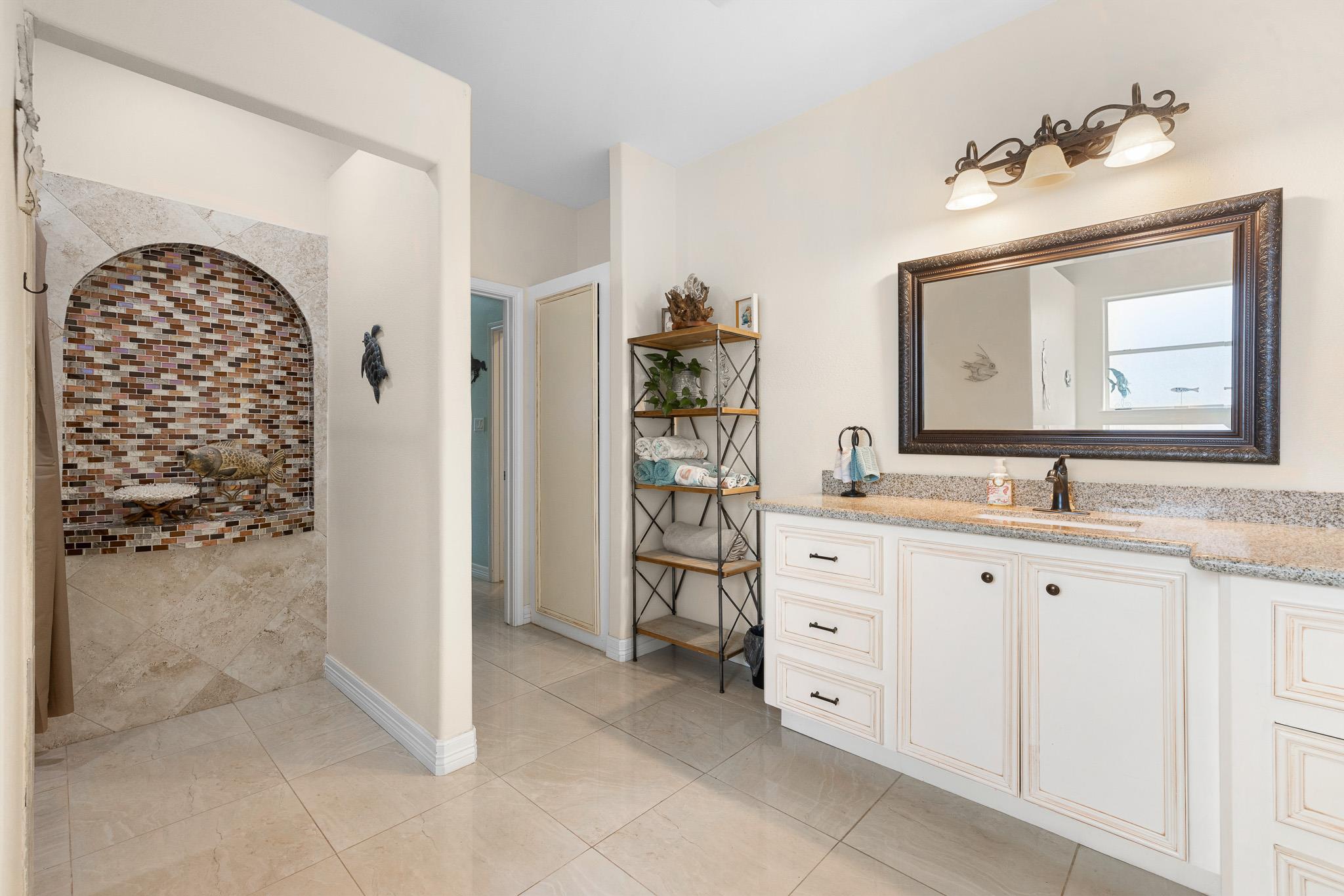1102 Private Road 2332, Giddings, TX 78942
