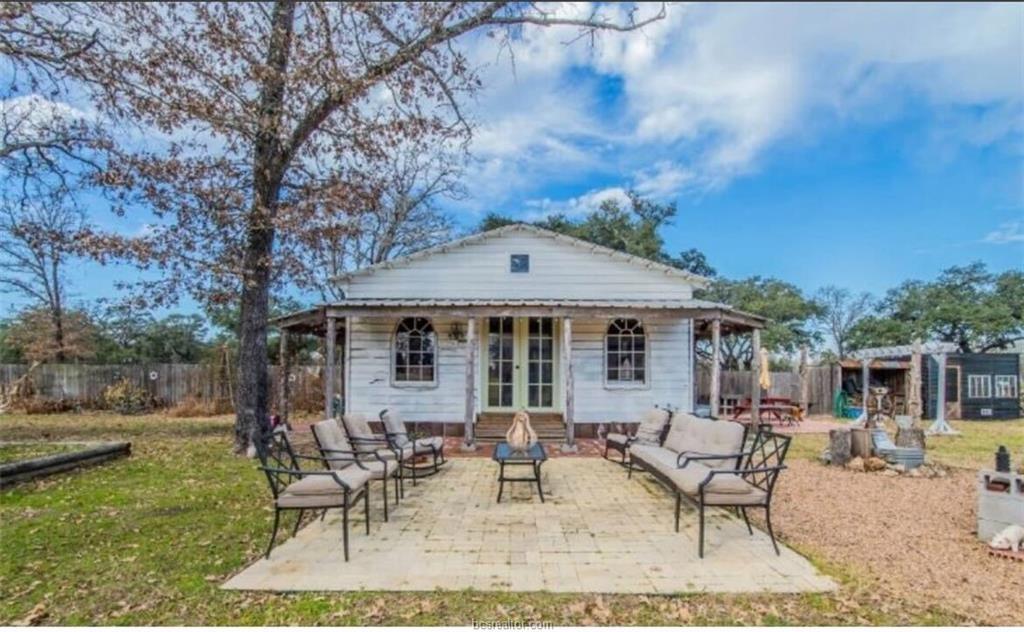 1102 Private Road 2332, Giddings, TX 78942