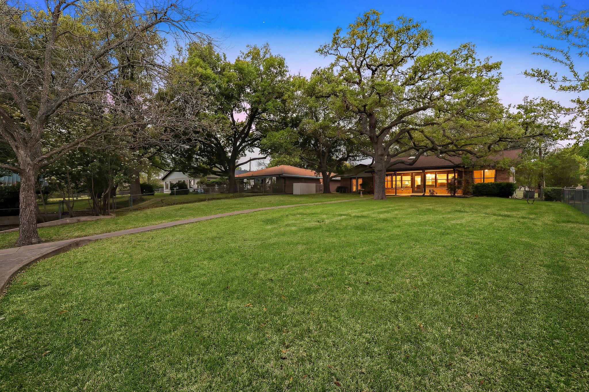 206 E Pheasant Rd, Highland Haven, TX 78654