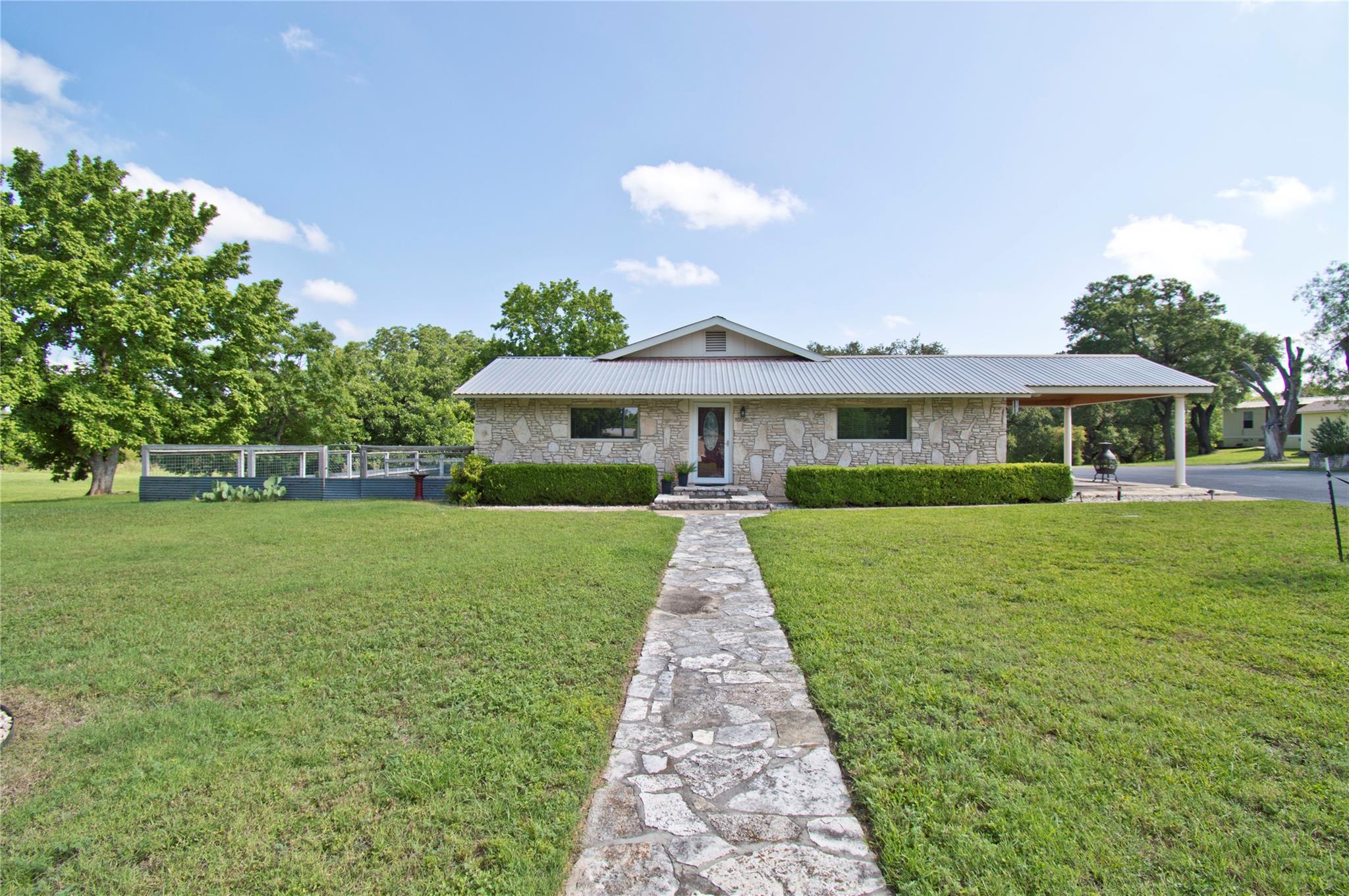 702 E Schubert St, Fredericksburg, TX 78624