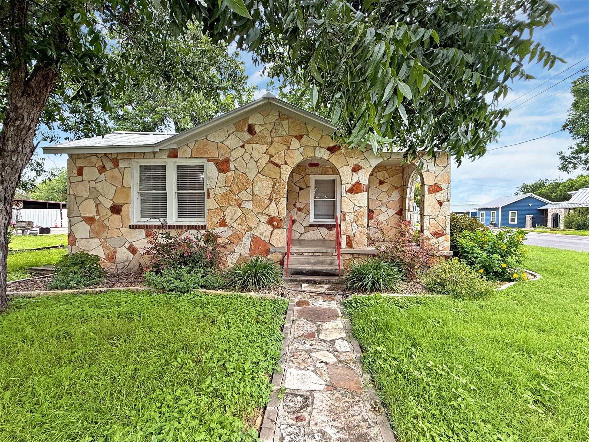 1195 W Coll St, New Braunfels, TX 78130